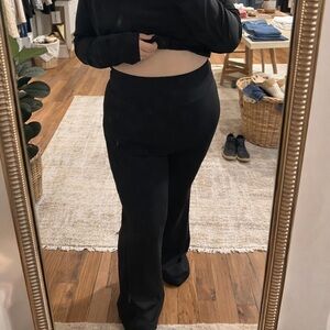 Black yoga pants